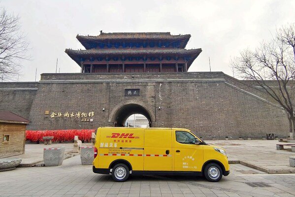 DHL快递派送车在聊城内派件